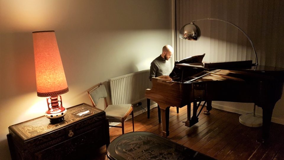 Negative movements: Preparation and prevision in Piano performance